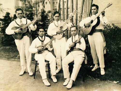 Ukulele players at the Hawaiian Pavilion, PPIE, 1915. (Collection of Donna Ewald Huggins)