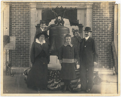 Angelo Joseph Rossi family clustered around the Liberty Bell.