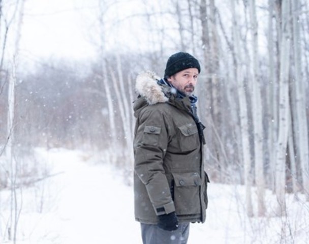 (L-R): Billy Campbell as Detective John Cardinal in CARDINAL (CNW Group/CTV)