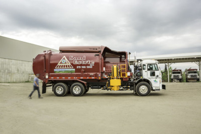 Sani-Estrie's compressed natural gas trucks allows them to reduce their gas emission by 25% (CNW Group/Gaz Métro)