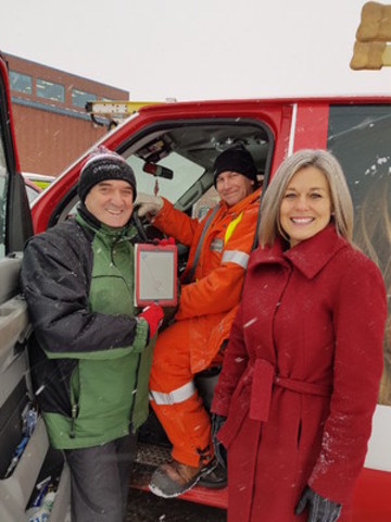 From left: Larry Johnson, Director of Field Operations is joined by Rogers Cable Technician Darcy Billings and Lisa Pooley, Director of Residential Technical Support in Moncton at the launch of Rogers EnRoute in New Brunswick. (CNW Group/Rogers Communications Canada Inc. - English)