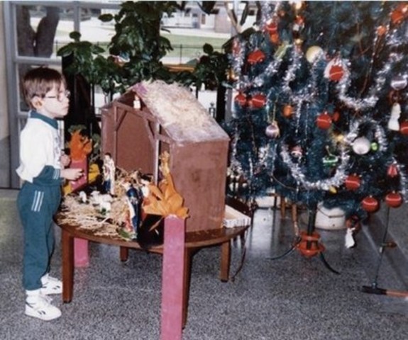 John as a child during the holiday season (CNW Group/DeafBlind Ontario Services)