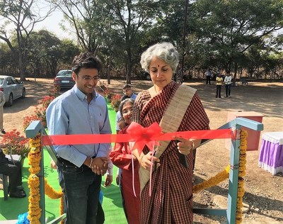 Director General of the Indian Council of Medical Research, Dr. Soumya Swaminathan, inaugurating the GBIT field cage facility at Dawalwadi, Jalna, India. Alongside Dr. Swaminathan is Mr. Shirish Barwale, Director of GBIT. (PRNewsFoto/Oxitec)