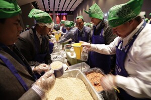 United Airlines Leadership Team Flies Together to Fight Hunger