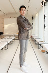 El actor chino Tong Dawei se muestra asombrado durante la 2017 Milan Fashion Week