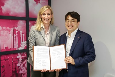 SK Telecom and Deutsche Telekom agreed to establish "Quantum Alliance" to enable secure communication in the age of quantum computing at the Mobile World Congress 2017 in Barcelona. Cha In-hyok, EVP and Head of IoT Business Division, SK Telecom (right), Anette Bronder, Director of Digital Division, T-Systems International (left)