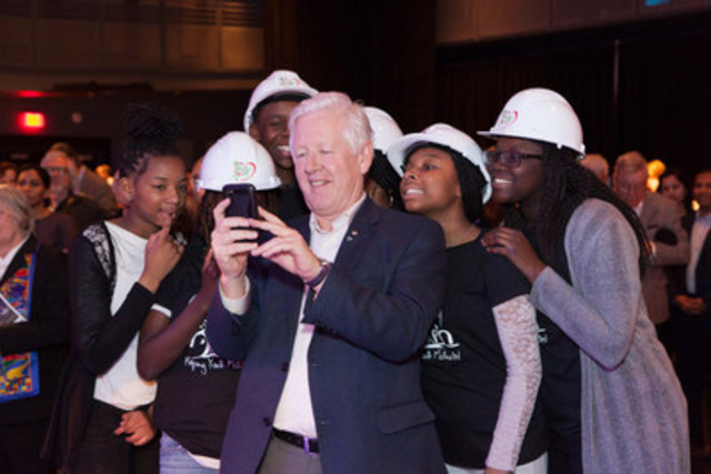 Dixon Hall's Keeping Youth Motivated Committee (KYM) poses for a selfie with the Honourable Bob Rae at Dixonlicious 2016. KYM is a group of 12 young, aspiring future leaders who plan events for youth in the community and lead by example. (CNW Group/Dixon Hall)