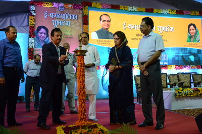 Mr. Sajan Pillai, CEO, UST Global; Shri Shivraj Singh Chouhan, Honorable Chief Minister of Madhya Pradesh; and other dignitaries lighting the lamp (PRNewsFoto/UST Global)
