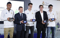Real Madrid's director of International Relations, Emilio Butragueno (2L), Microsoft Sports' general director, Sebastian Lancestremere (2R), and football players Casemiro, Ruben Yanez y Morata (L, C, R), during the presentation of the first interactive audio guide to visit the Santiago Bernabeu stadium in Madrid, Spain, 03 April 2017. (PRNewsFoto/Microsoft)