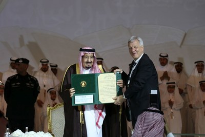 Dutch-German physicist Laurens Molenkamp receives top award from King Salman of Saudi Arabia (PRNewsFoto/King Faisal International Prize)