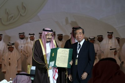 Japanese immunologist Tadamitsu Kishimoto receives prestigious award from King Salman of Saudi Arabia (PRNewsFoto/King Faisal International Prize)