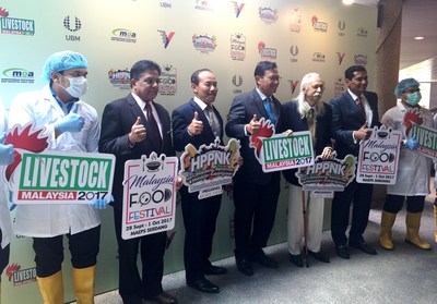 Group photo of VIPs during the press conference of Livestock Malaysia 2017 attended by YB Dato’ Sri Ahmad Shabery Cheek, Minister of Agriculture & Agro-based Industry Malaysia.