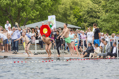 The former swimming world champion Christian Keller dared to jump into the Ruhr with numerous other swimmers. (PRNewsfoto/European Green Capital)