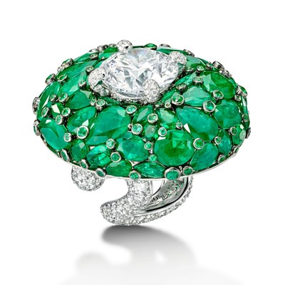 de GRISOGONO High Jewellery ring set with white diamonds and emeralds (50753_01) (PRNewsfoto/de GRISOGONO)