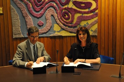 The Head of the Italian National Meteorological Service, Col. Silvio Cau, and ECMWF Director-General Florence Rabier (seated) signed the high-level agreement on the data centre in the presence of representatives from all 22 ECMWF Member States (PRNewsfoto/ECMWF)