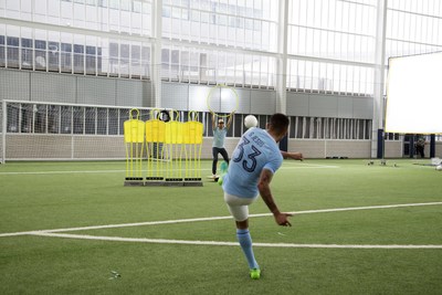 O jogador do "Manchester City", Gabriel Jesus, desafia o equilíbrio de Gabriel Pacca durante a sessão de fotos do Wix e "Woo the board".