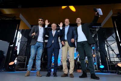 Team presentation in Düsseldorf: Mayor Thomas Geisel (2nd from left) with Tour de France General Director Christian Prudhomme, and cycling stars Marcel Wüst (l.) and Jens Voigt (r.) © Landeshauptstadt Düsseldorf/Michael Gstettenbauer (PRNewsfoto/City of Dusseldorf)