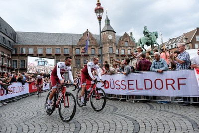 Riders parade through Düsseldorf's old town. © Landeshauptstadt Düsseldorf/Uwe Schaffmeister (PRNewsfoto/City of Dusseldorf)