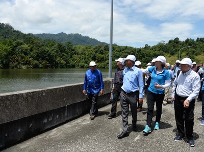 Site visit to the Sultan Azlan Shah Dam. From left: Dato’ Ir. Mohd Yusof B. Mohd Isa, General Manager of Lembaga Air Perak (LAP), Ms. Eliane Van Doorn, Director Business Development UBM ASEAN and Dato’ Teo Yen Hua, Advisor of UBM Water Series Events. (PRNewsfoto/UBM Asia (Malaysia))
