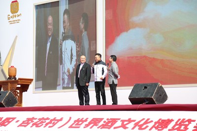 Jin Zhiguo's collection certificate is awarded by Tan Zhongbao