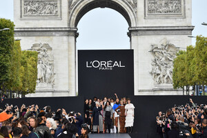 "Le Défilé L'Oréal Paris": Erleben Sie erneut die erste Mode- und Schönheits-Show des Unternehmens auf der Champs-Élysées!