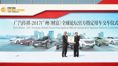 Yan Jianming (à direita), presidente adjunto da GAC Motor, entregou a chave do carro para John Needham (à esquerda), diretor-geral do Fortune Global Forum
