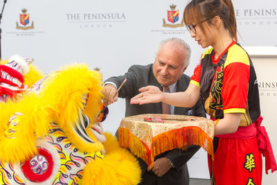 The Honourable Sir Michael Kadoorie dotting the eye of the lion at the groundbreaking ceremony of The Peninsula London on 2 November 2017 (photo credit: Robin Ball) (PRNewsfoto/The Hongkong and Shanghai Hotel)