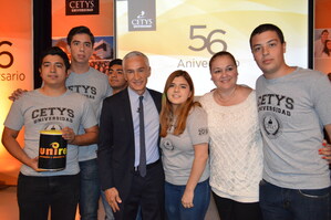 Estudiantes de Universidad de Baja California cumplen con el reto del periodista Jorge Ramos de recaudar fondos para las víctimas de los terremotos