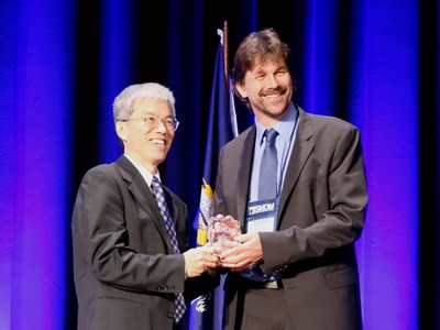 Awards Committee Chair Prof. John B. Wong (Tufts University, Boston) presents the SMDM Award for Distinguished Service to Prof. Uwe Siebert Foto Credit: Sybille Puntscher (PRNewsfoto/UMIT)