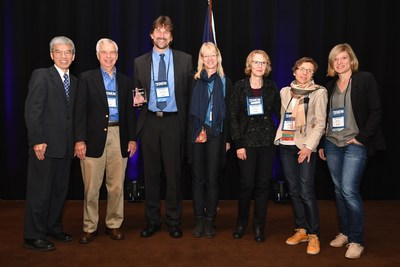 Prof. Uwe Siebert received the SMDM Award for Distinguished Service. From left to right: Awards Committee Chair Prof. John B. Wong (Tufts University, Boston), Mentor Prof. Milton C. Weinstein (Harvard University, Boston), Award Recipient Prof. Uwe Siebert (UMIT, Hall in Tyrol, and Harvard University, Boston), UMIT team members Dr. Silke Siebert, Dr. Annette Conrads-Frank, Assistant-Prof. Beate Jahn, Dr. Sibylle Puntscher. Foto Credit: Sybille Puntscher (PRNewsfoto/UMIT)