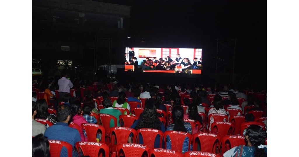 Rustomjee Hosts Firstever Open Air Movie Screening in Thane