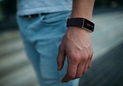 Bracelet ONETRAK C317 Pulse on the man`s hand (PRNewsfoto/ONETRAK)