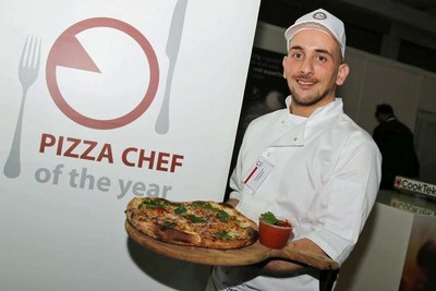 Daniele Boccardi – holding the Zerodegrees Scotch Bonnet Pizza (PRNewsfoto/Zerodegrees)