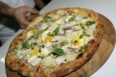 Daniele Boccardi’s – holding a Fennel, Sausage and Pumpkin Pizza (PRNewsfoto/Zerodegrees)