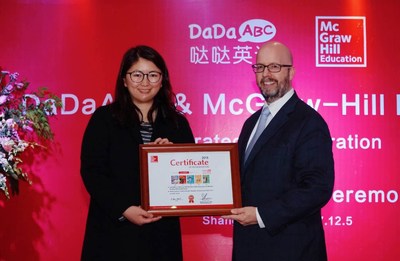 General Manager of Asia-Pacific Company of McGraw Hill Education, Mr. Shawn, issued authorization certificate to CEO of DaDaABC, Madame Zhi Hui