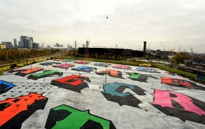 Zippo et le street artiste Ben Eine créent une fresque de 17 500 m² dans l'Est de Londres