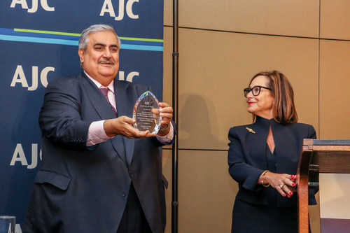 Shaikh Khalid bin Ahmed Bin Mohammed Al-Khalifa, Bahrain's Minister of Foreign Affairs, with AJC Architect of Peace Award, and AJC President Harriet Schleifer.