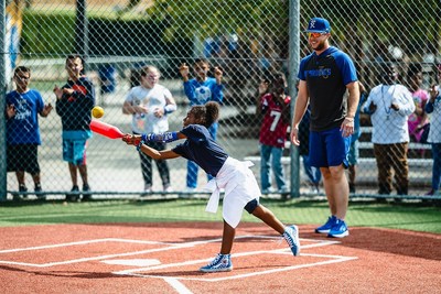 Royals fielder Brett Phillips mentors a local youth at bat in Kaufman Standium. (PRNewsfoto/Sun Life U.S.)