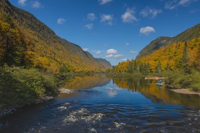 Le parc national de la Jacques-Cartier a revtu ses couleurs d'automne. (Groupe CNW/Socit des tablissements de plein air du Qubec)