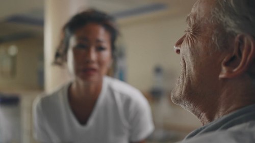Une scène d’une vidéo qui fait partie d’une nouvelle campagne visant à optimiser l’évaluation et la prise en charge de la douleur chez les personnes atteintes de démence sévère qui reçoivent des soins de longue durée. Photo : Jeremy Ratzlaff, Studios Lampblack (Groupe CNW/Le Réseau de Centres d'excellence AGE-WELL (RCE))