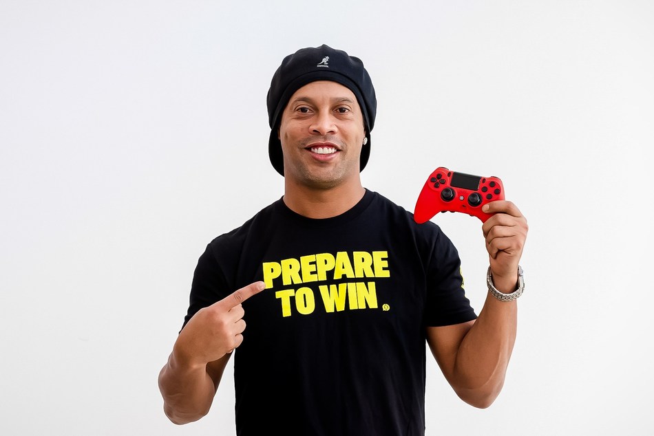 Ronaldinho in possesso del controller di impatto SCUF (PRNewsfoto / Scuf Gaming)