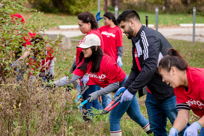 Canon Canada's Branch Out is a Employee Volunteer Initiative, recognized by Canada's Clean50 Top Project Awards. (CNW Group/Canon Canada Inc.)