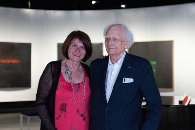 La mairesse de Repentigny, Mme Chantal Deschamps, en compagnie de M. Roger Taillibert lors du vernissage de l'exposition Taillibert : Volumes & lumière présentée au Centre d'art Diane-Dufresne à l'été 2019. (Groupe CNW/Ville de Repentigny)