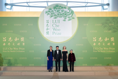 (De gauche à droite) L'ancienne secrétaire américaine à l'Intérieur Sally Jewell, présidente-directrice générale de The Nature Conservancy, le Dr Lui Che-woo, Mme Jennifer A. Doudna et Mme Fan Jinshi lors de la séance pour la presse avant la cérémonie. (PRNewsfoto/LUI Che Woo Prize Limited)