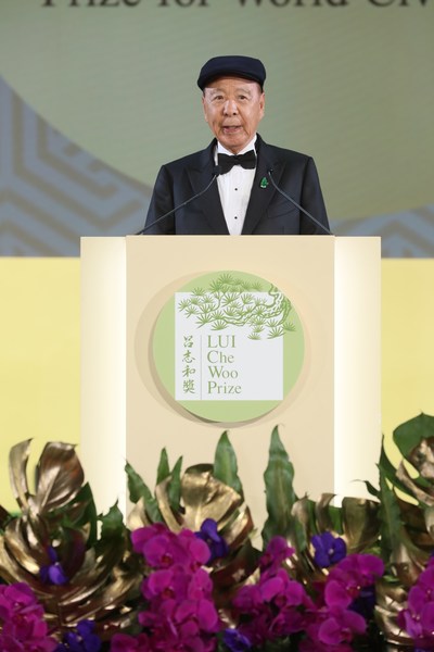 Le Dr Lui Che-woo prononce le discours d'ouverture lors de la cérémonie de remise du Prix LUI Che Woo. (PRNewsfoto/LUI Che Woo Prize Limited)