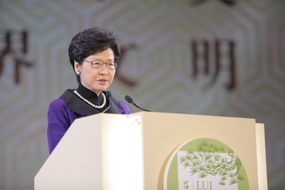 Mme Carrie Lam, cheffe de l'exécutif de la Région administrative spéciale de Hong Kong, prend la parole lors de la cérémonie de remise du prix LUI Che Woo. (PRNewsfoto/LUI Che Woo Prize Limited)