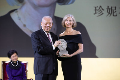 M. Tung Chee-hwa remet le Prix dans la catégorie Amélioration du bien-être à Mme Jennifer A. Doudna, co-inventrice de la technologie CRISPR-Cas9. (PRNewsfoto/LUI Che Woo Prize Limited)