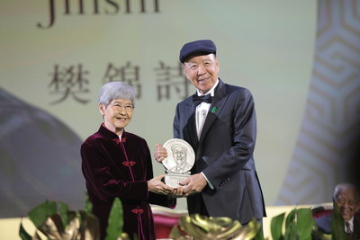 Le Dr Lui Che-woo remet le Prix dans la catégorie Énergie positive à Mme Fan Jinshi, surnommée « La fille de Dunhuang ». (PRNewsfoto/LUI Che Woo Prize Limited)