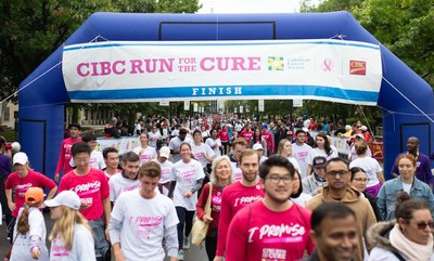 Aujourd'hui, 85,000 personnes  travers le pays se sont unies pour amasser 17 M$ pour le cancer du sein  la Course  la vie CIBC de la Socit canadienne du cancer (Groupe CNW/Socit canadienne du Cancer)