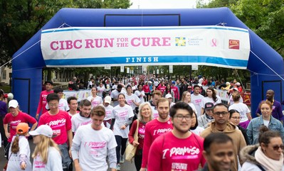 Aujourd'hui, 85,000 personnes à travers le pays se sont unies pour amasser 17 M$ pour le cancer du sein à la Course à la vie CIBC de la Société canadienne du cancer (Groupe CNW/Société canadienne du Cancer)